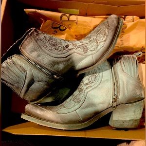 Liberty Black Boot Sz 8 women’s turquoise snow leather booties rare color/style